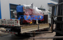 福瑞得機(jī)械座駕壓路機(jī)，路面開槽機(jī)成功裝車及時發(fā)貨